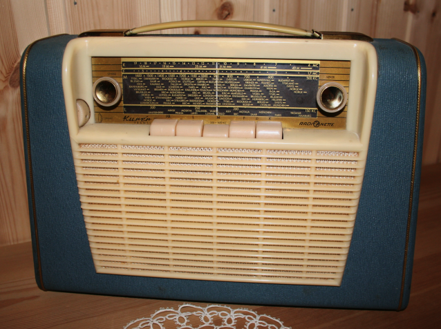 Radionette-radio på et bord