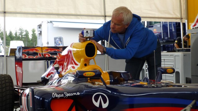 Lars Petter Schrøder fester 360-kameraet på èn av Red Bulls Formel 1-biler.