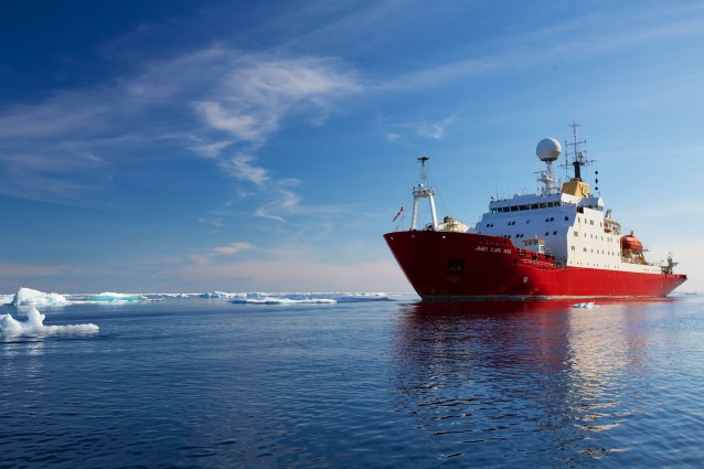 Et stort, rødt skip inne blant isklumper