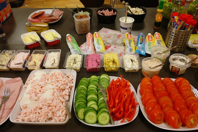 koldtbord med reker, akurk, paprika, tomat, 7-8 forskjellige påleggssalater, flere typer majones, kaviar osv. Bredt utvalg, men nøkternt