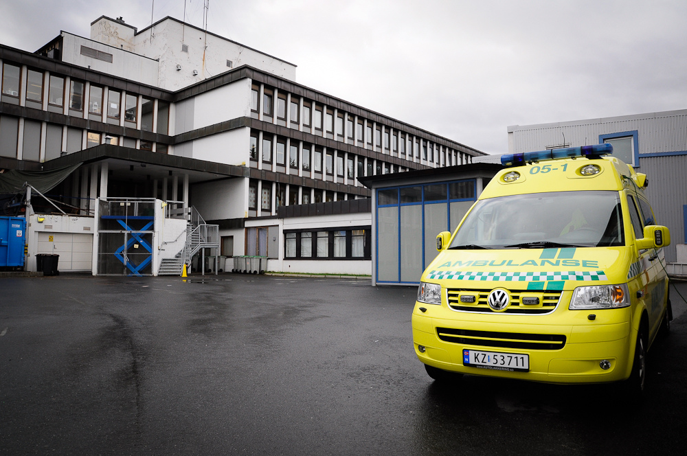 En ambulanse parkert utenfor Universitetssykehuset Nord-Norge