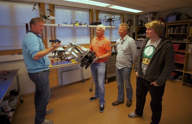 De fire i firmaet Making View, Hamar, med noen av de verktøyene de bruker for å ta bildene de ønsker. 