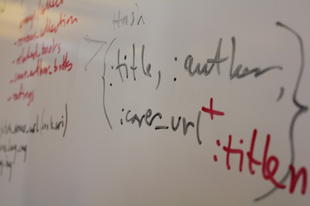 foto av et whiteboard med kodeskisser til hvordan tjenesten skal virke