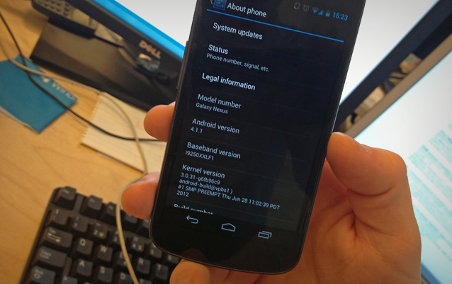foto av en Android-mobil med OS versjon 4.1.1