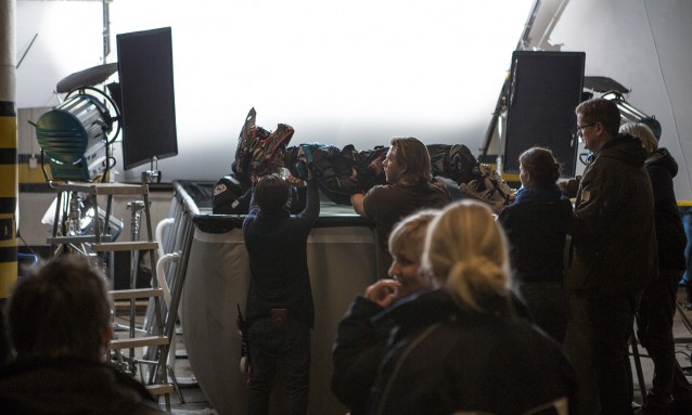 Det ser dramatisk ut når NRK Drama spiller inn scener til den nye serien "Øyenvitne". Foto: Henrik Lied
