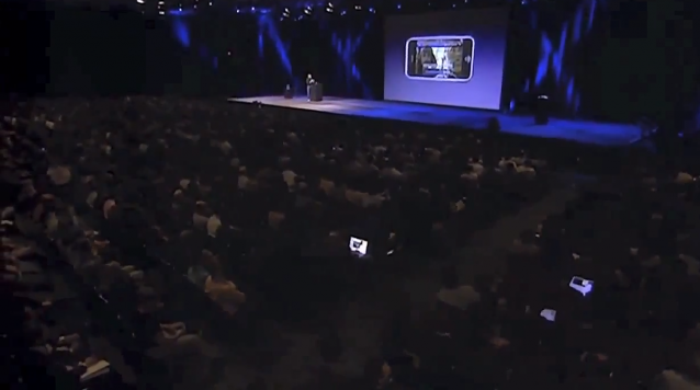 bilde av mørklagt sal under keynote. Man ser kun lyset fra 3 laptoper blant publikum