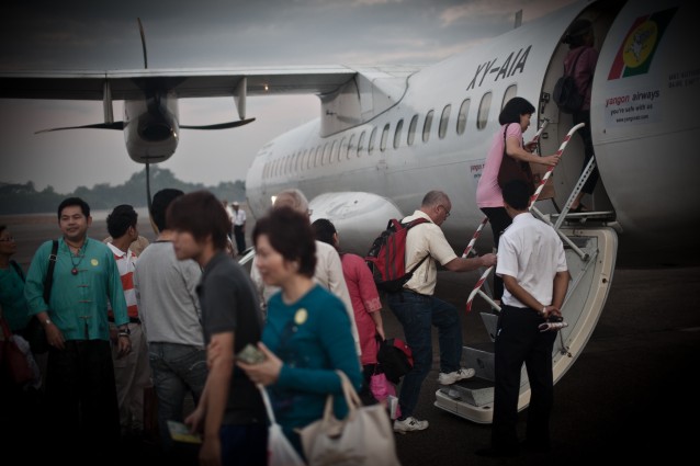 Turister går ombord på et fly på Yangon Internasjonale flyplass. Foto: Marius Arnesen