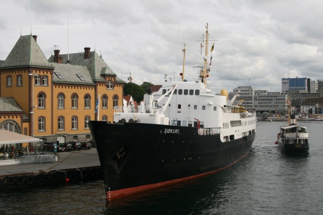 MS «Sjøkurs», tidligere MS «Ragnvald Jarl», blir flytende NRK-studio og hovedkvarter fra 22. juni til 10. august. Foto: "Jarvin", Wikimedia Commons.