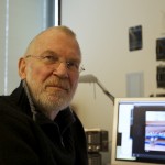 Professor Børre Ludvigsen på sitt kontor i Halden. 
