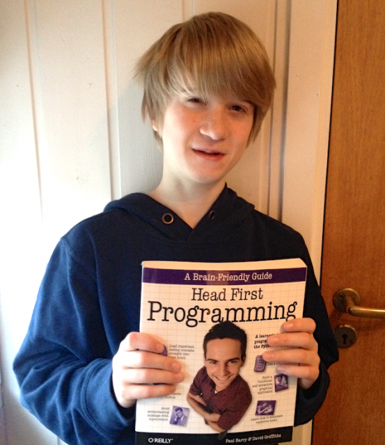 En stolt Sommerfeldt jr. med boken han nå bruker til å lære python. Lovnaden om en ny mac har inspirert ham til å lære seg programmering — og ingeniørpappa fryder seg. 