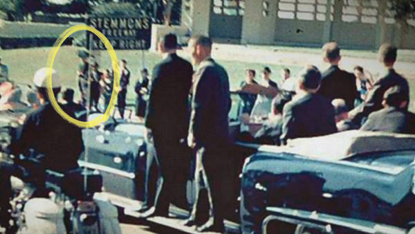 stillbilde fra filmen av mordet på JFK med ring rundt en mann med paraply