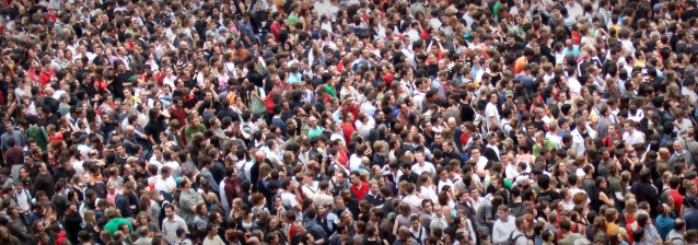 foto av en enorm menneskemengde - konsertpublikum