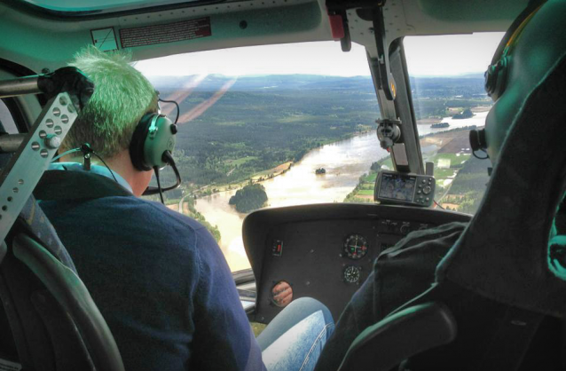 Utsikt fra helikopter over flomrammet område