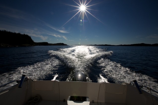 Hekksjø fra en båt med strålende sol på en blå himmel. 