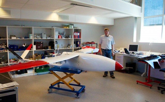 Rune Storvold i "hangaren", hvor NORUTs droner blir oppbevart og vedlikeholdt. Foto: Sindre Skrede