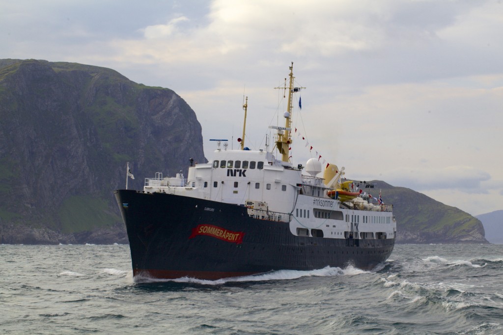 MS Sjøkurs, tidligere hurtigruteskipet Ragnvald Jarl, seiler langs kysten med NRK om bord. Foto: Sindre Skrede