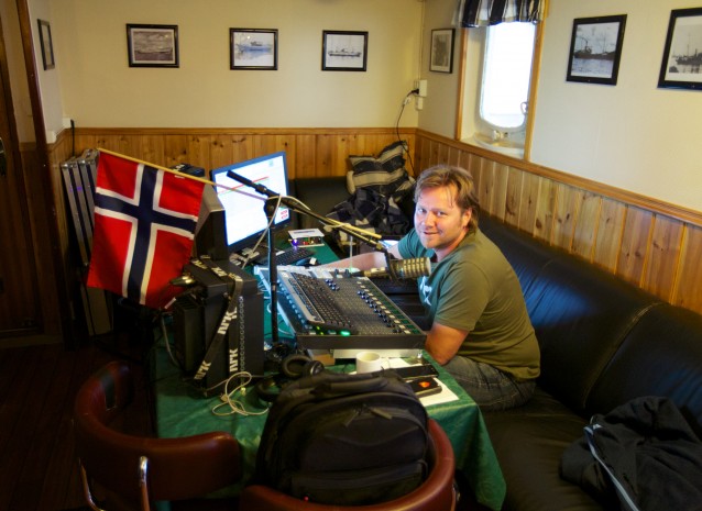 Ronny Rishaug i skipets radiostudio. Foto: Sindre Skrede