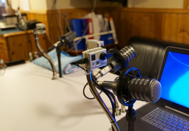 Hver mikrofon har sitt tilhørende kamera. Det er innlagt automatikk som gjør at kameraet koblet til mikrofonen som er i bruk automatisk kommer på luften. Om flere snakker samtidig, vises et totalbilde. Foto: Sindre Skrede