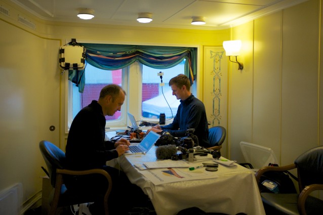 Nettredaksjonen på MS Sjøkurs til høyre. Her med besøk av programsjef i NRK Hordaland Rune Møklebust, til venstre. Foto: Maren Jørgensen Dahll