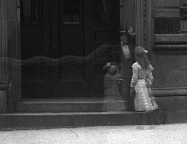 et spøkelsesaktig foto av to barn og en dame fra 1911