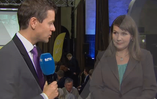 Hareide leiker journalist med NRK-mikrofonen men tek seg saman når han forstår han er på lufta