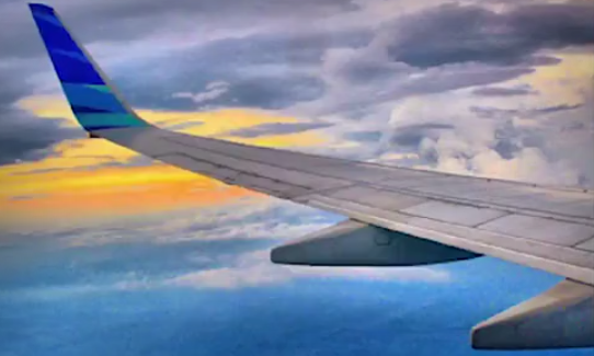 fotografi av en flyvinge og en fargesprakende himmel