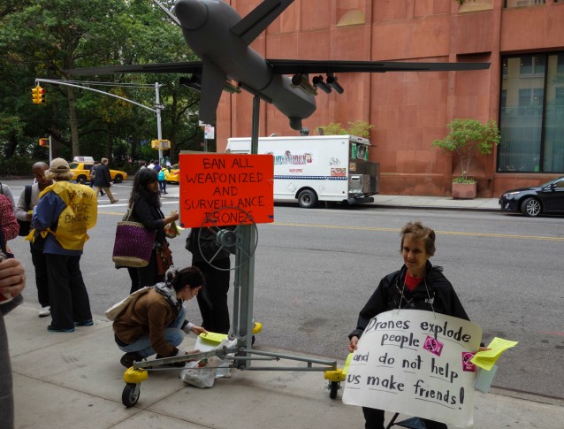 The Granny Peace Brigade demonstrerer mot konferanse om sivil bruk av droner.