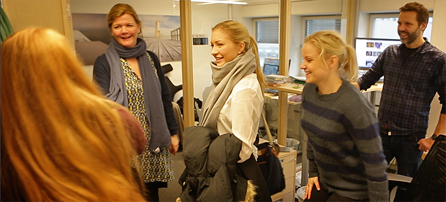 Jentene ønskes velkommen av Anne Lindmo, Stine Traaholt og Aage Wolff