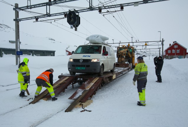 En bil lastes av en jernbanevogn på Finse.