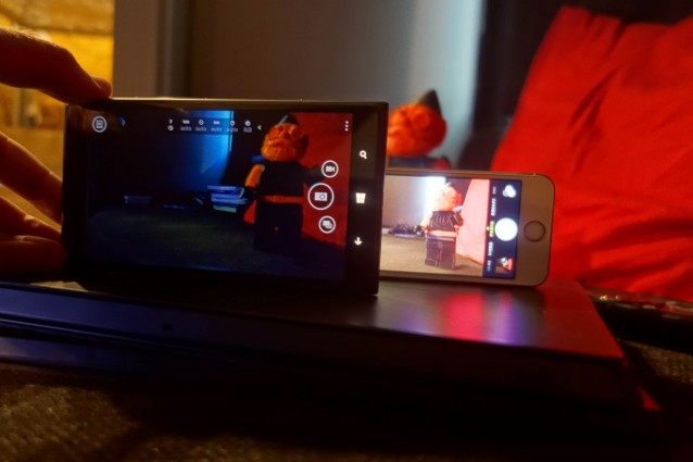 Forskjell på skjermenes forhåndsvisning: Nokia 1520 til venstre og iPhone 5S til høyre.
