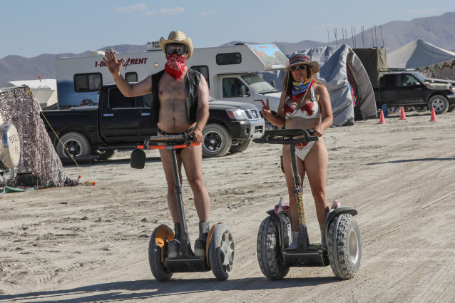 To festivaldeltakere på Segway under Burning Man-Festivalen. Foto: ImNotQuiteJack / Flickr (CC) 