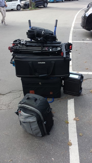 Med nær 60 kilo utstyr måtte vi bruke tralle for å frakte det til Frognerbadet. Foto: Andreas Sundby/NRK