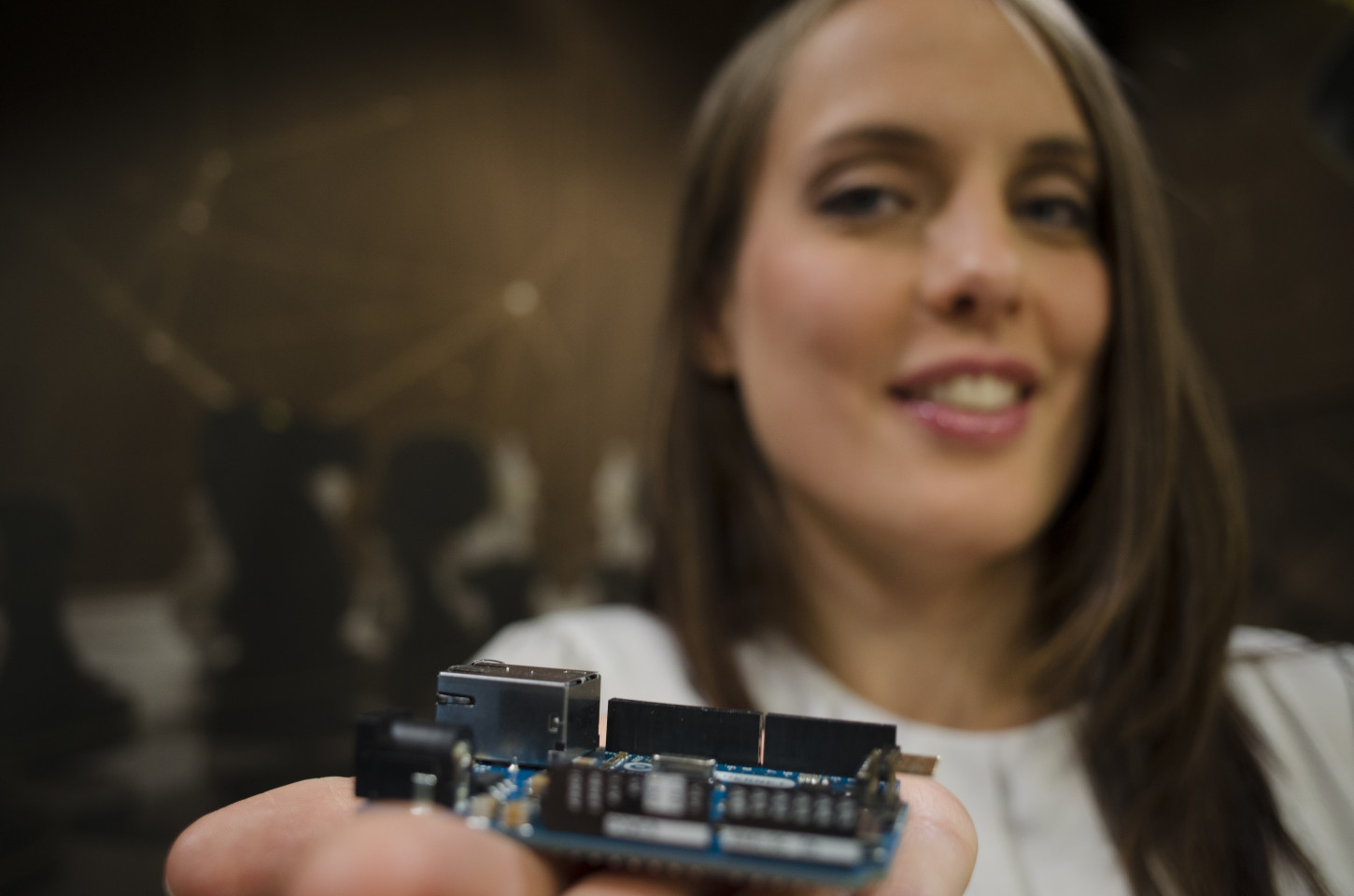 #NRKSJAKK´s Heidi Røneid med en Arduino Ethernet microprosessor.