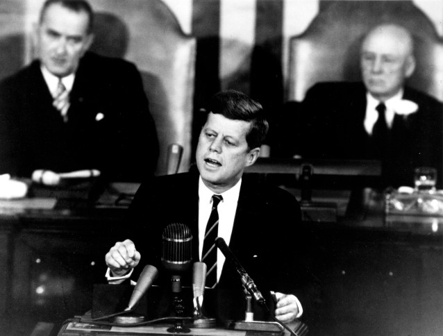 Presiden Kennedy holder sin Moonshot-tale for kongressen. Foto:  White House Press Office, Public Domain