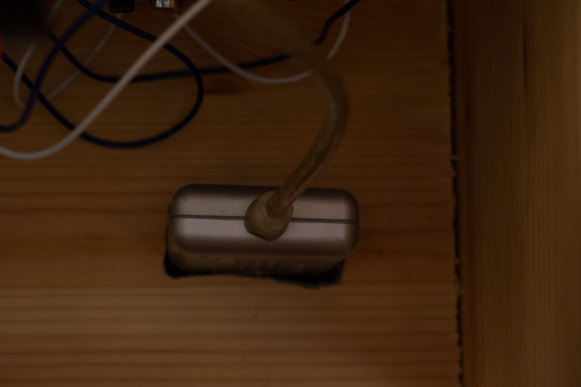 De to USB-portene foran kommer fra en enkel to-ports USB-hub som vi felte inn.
