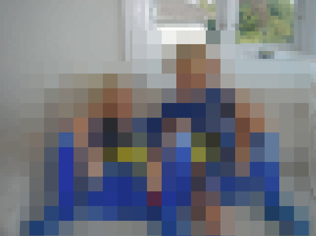 Et bilde som er postet på forumet viser to blonde gutter i en sofa, som er ikledd fotballtrøyer. Forumets medlemmer forsøker å identifisere guttene.