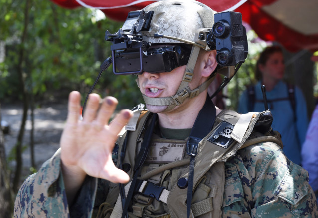 Marinesoldat prøver VR-system Foto: John F. Williams @ Office of Naval Research /Flickr
