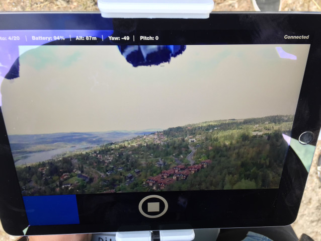 Appen DronePan tar over kontrollen av dronens kamera og tar 20 bilder som tilsammen utgjør en halvkule. Foto: Marius Arnesen / NRKbeta.no