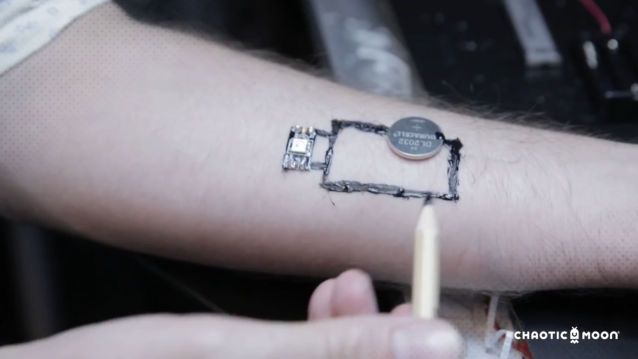 En enkel "tech tat" med batteri, mikroprosessor og strømførende blek. En avansert "tech tat" med mikoprosessor.  Foto: Chaotic Moon