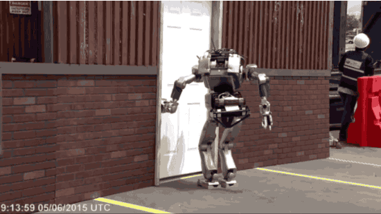 Robot faller i forsøket på å åpne en dør Foto: IEEE Spectrum