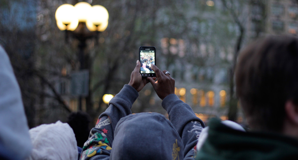 Alle med en smarttelefon er potensielt en fotograf for Snapchat Foto: Timothy Krause