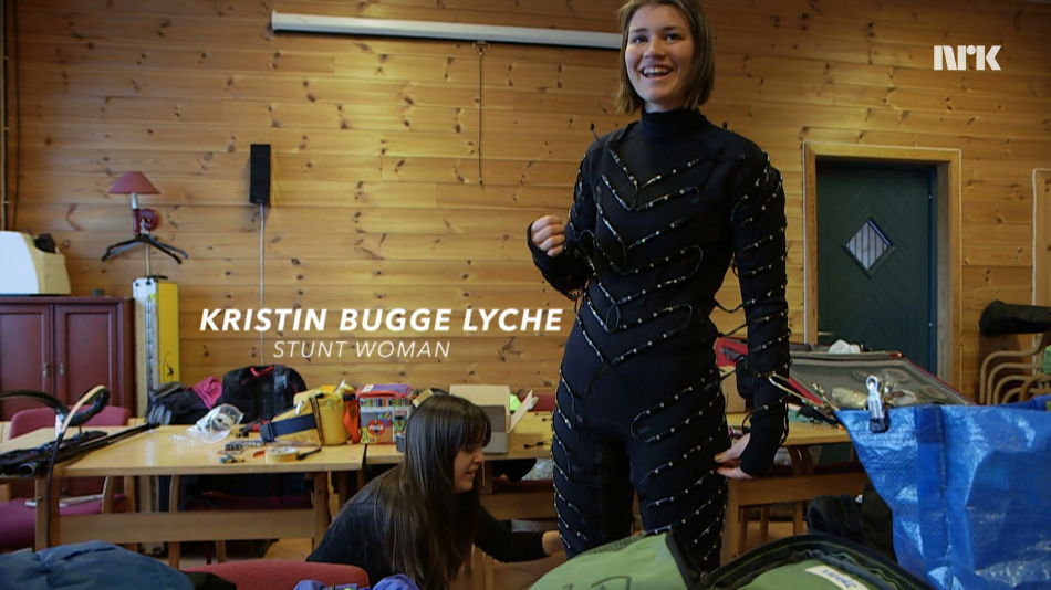 Kristin Bugge Lyche rigges for aksjon i LED-drakten Foto: NRK