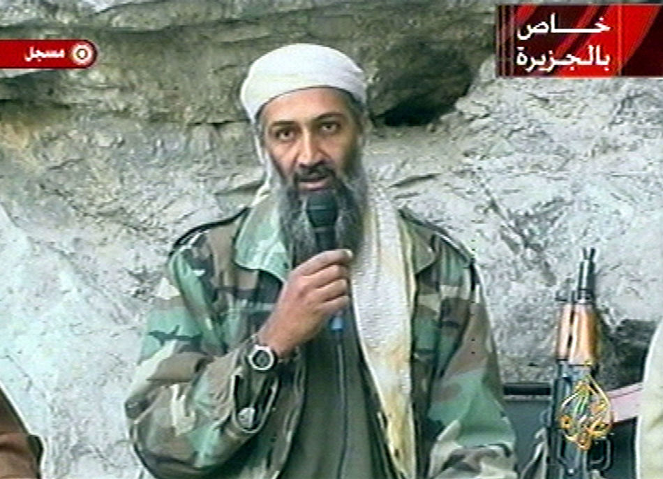 Bilde fra videosending 7. oktober 2001 som viser Osama bin Laden framsette trusler Foto: AP Photo/Al-Jazeera