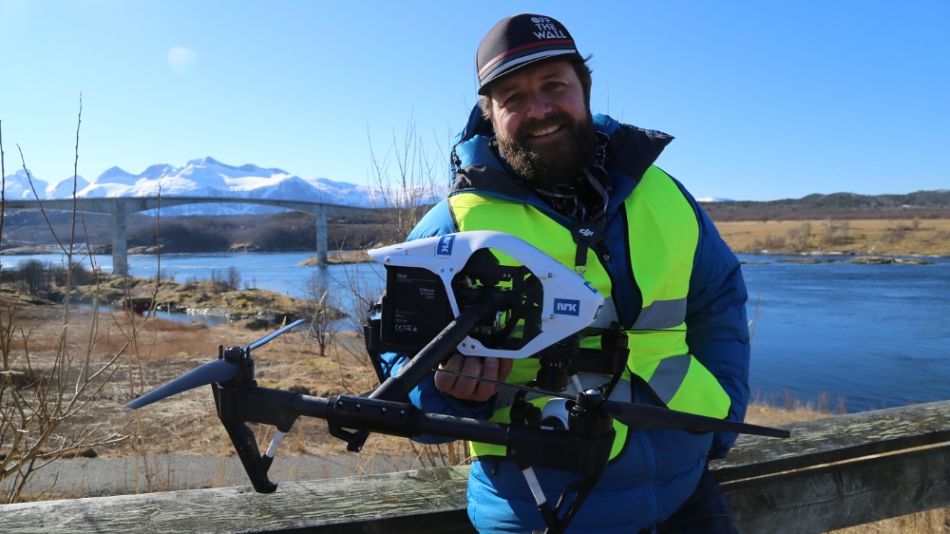 Marius Arnesen med en DJI Inspire-drone Foto: Kåre Riibe Ramskjell / NRK