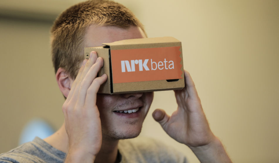 NRKbetas Ståle Grut tester det absolutt enkleste innen VR: Google Cardboard. Foto: Marius Arnesen / NRKbeta.no