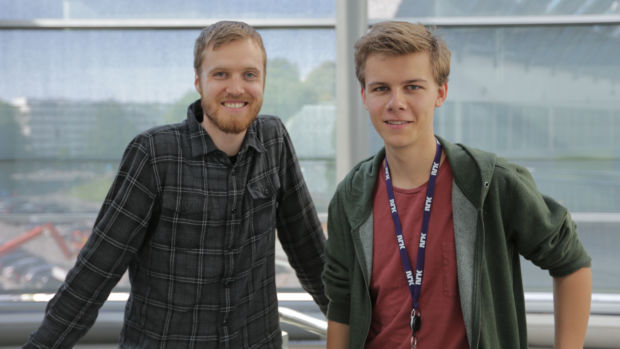 Joakim Vedeler (t.v.) og Tobias Laundal i NRK Foto: Ståle Grut / NRKbeta