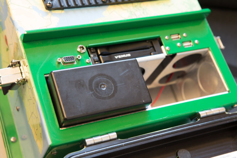 Sekken drives av to kraftige batterier og skriver data til en SSD-harddisk Foto: Ståle Grut / NRKbeta