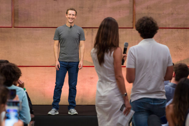 Facebook-sjef Mark Zuckerberg på "allmøtet" i Roma. Foto: Facebook