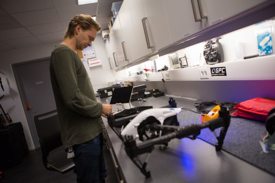 Jon Krosby setter sammen dronen hos NRK Luftfoto Foto: Ståle Grut / NRKbeta