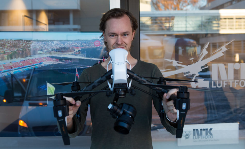 Dronepilot Jon Krosby med dronen som ble brukt under opptaket Foto: Ståle Grut / NRKbeta